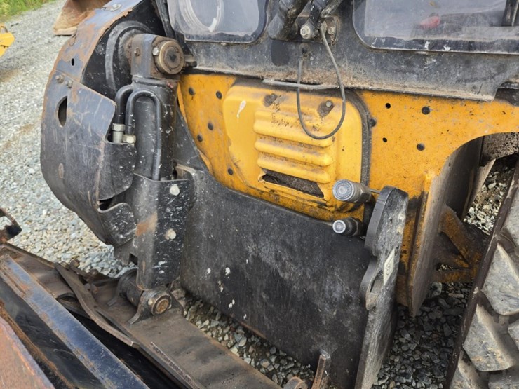 2010-jcb-180-image-15