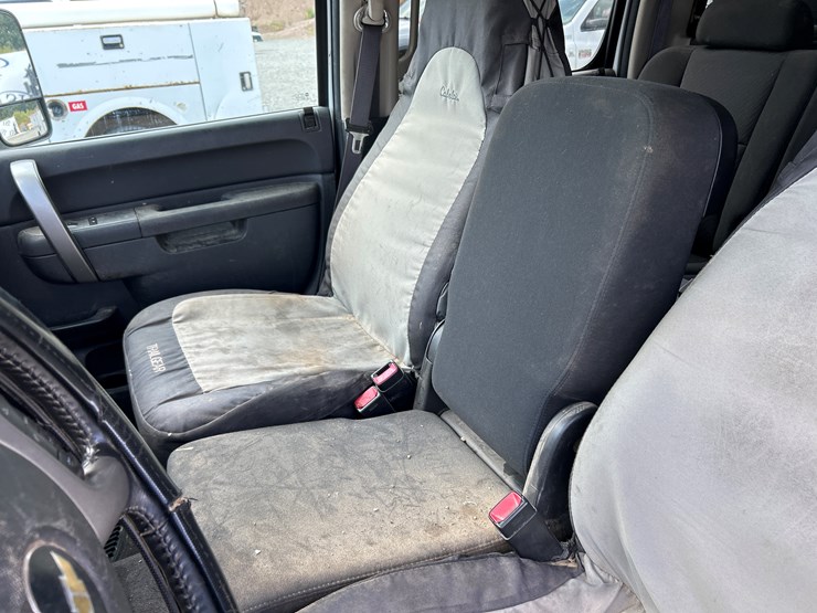 2014-chevrolet-3500-image-45