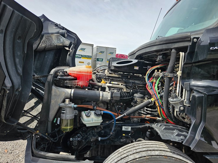2018-freightliner-cascadia-126-image-30