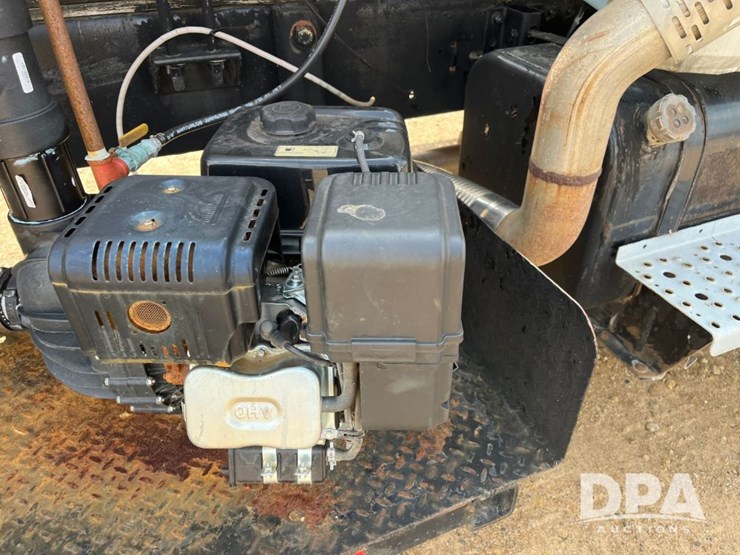 2000-freightliner-fl70-image-30