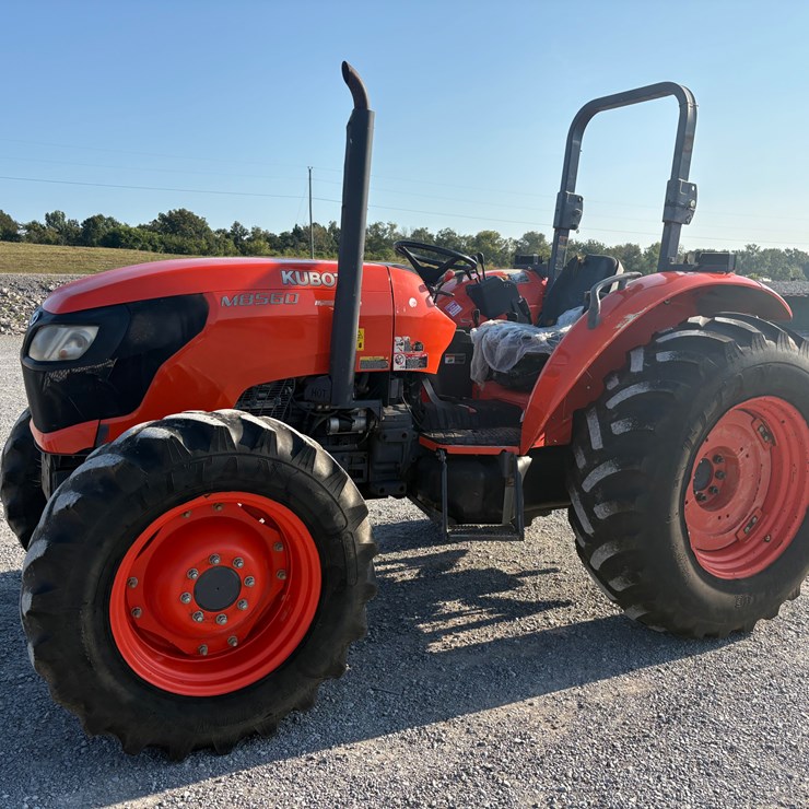 KUBOTA M8560D