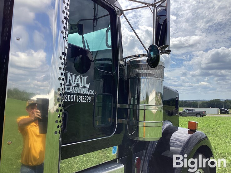 2024-kenworth-w900l-image-17
