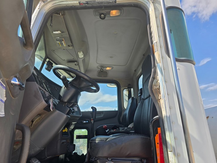 2014-peterbilt-365-image-79