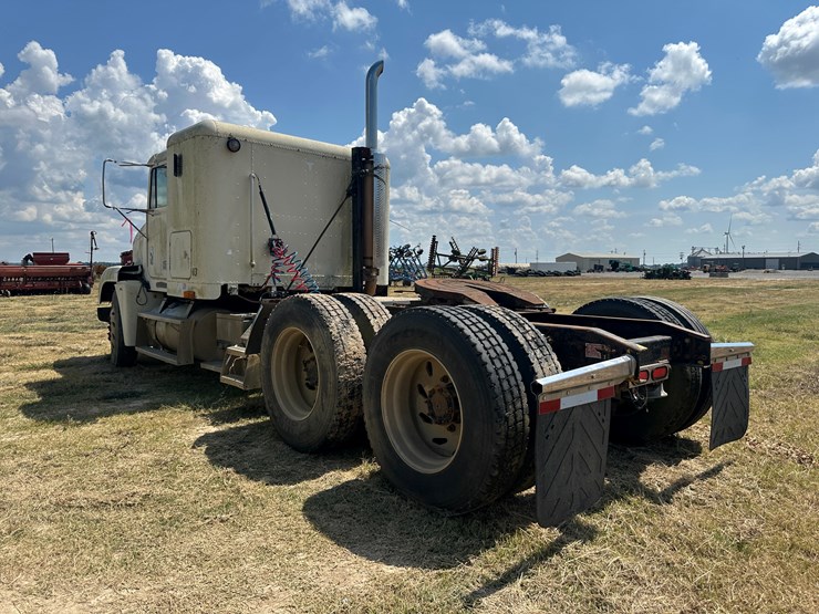 #32186-•-inop-1996-freightliner-usf-1e-t/a-sleeper-truck-tractor-vin:-1fuyddyb0tp728989-image-4