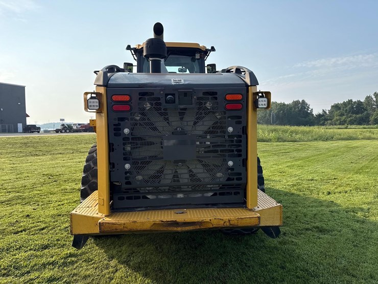 2019-deere-744l-image-4