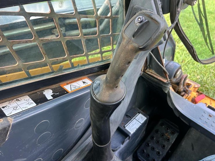 2012-deere-333d-image-47
