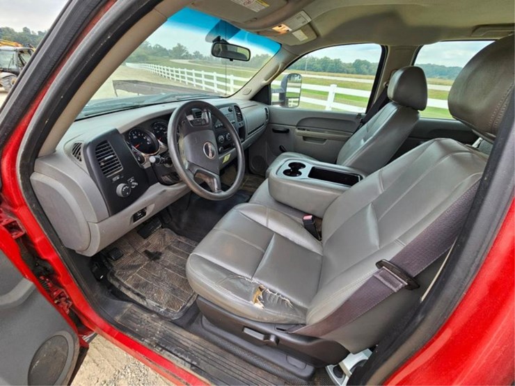 2013-chevrolet-3500hd-image-17