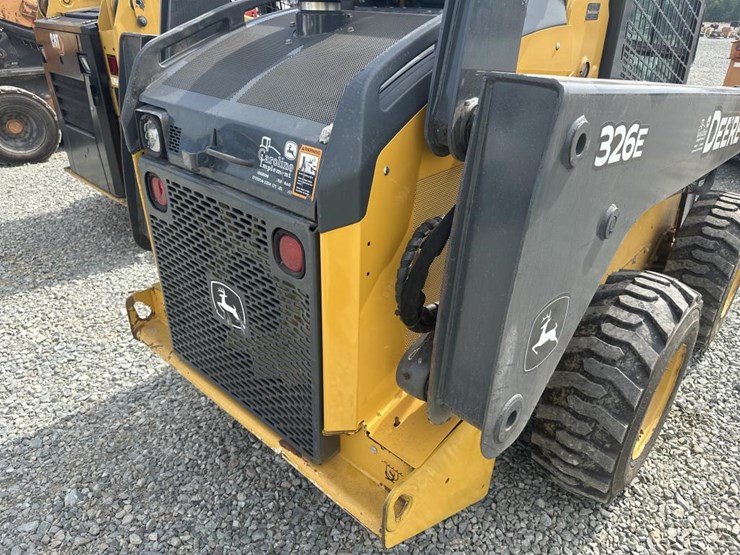 2014-deere-326e-image-17