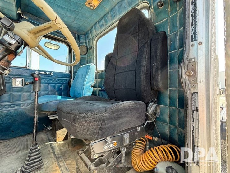 1986-peterbilt-359-image-77