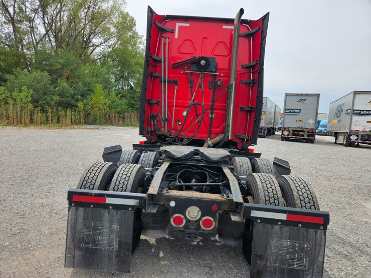 2019-freightliner-cascadia-126-image-14