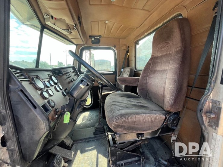 2000-peterbilt-385-image-41