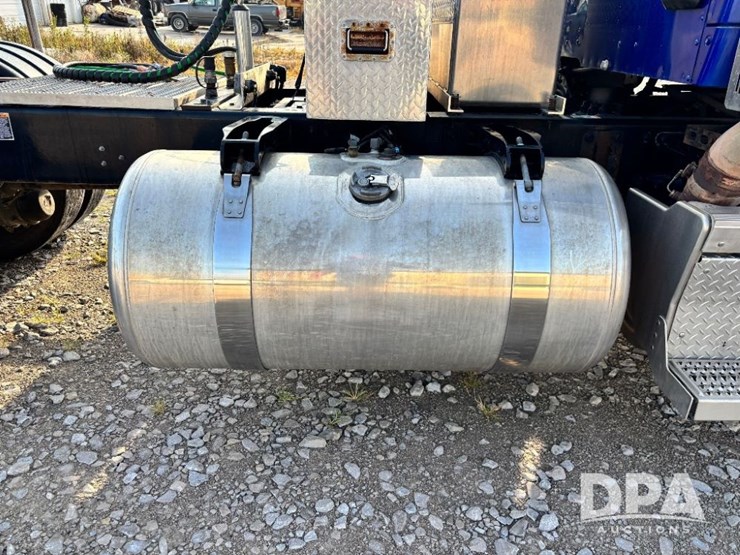 2019-peterbilt-567-image-51