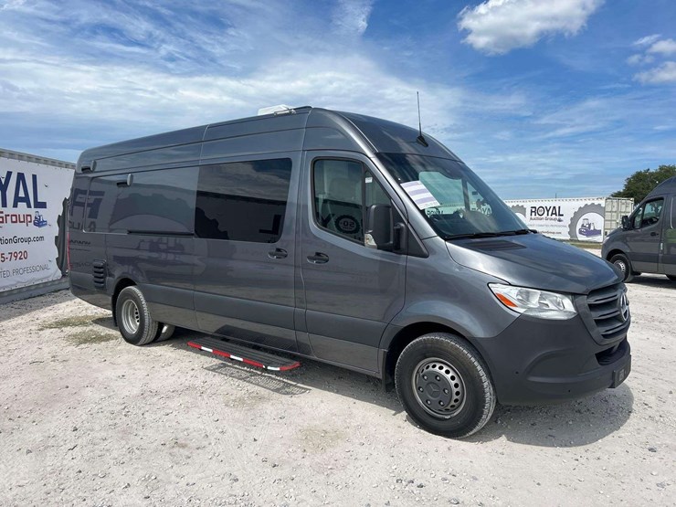 2022-mercedes-benz-sprinter-4500-image-1