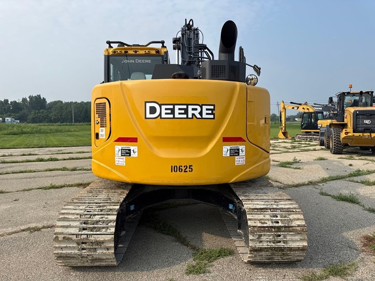 2022-deere-135g-image-4