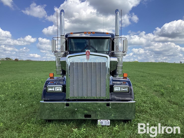 2024-kenworth-w900l-image-2