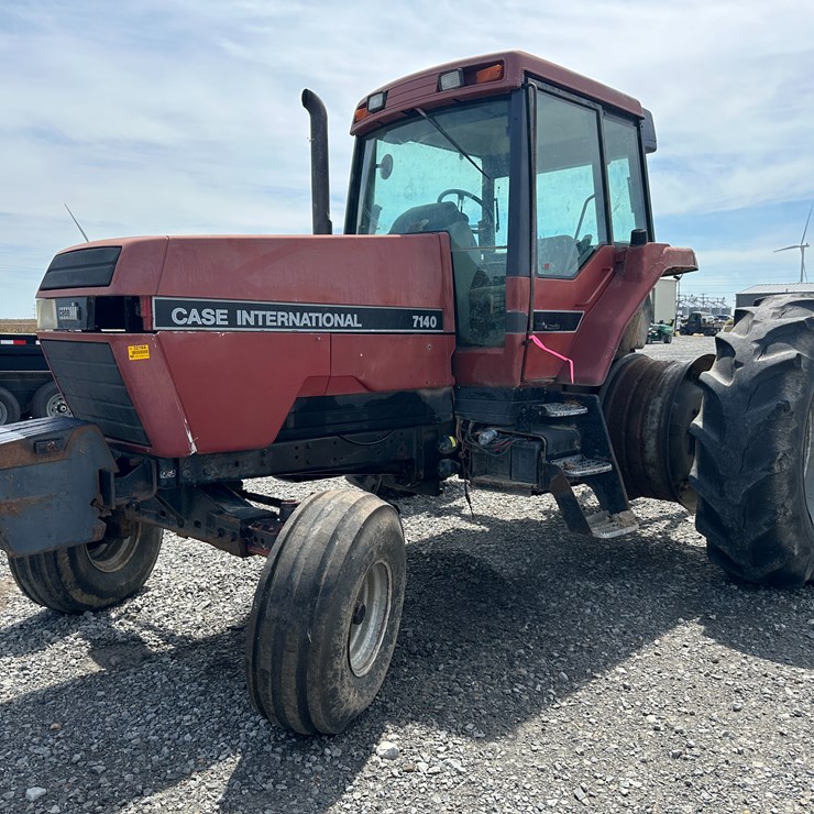 #32184 • INOP Case International 7140 Tractor