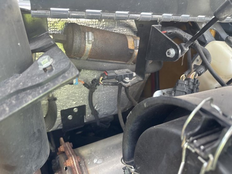 2014-deere-326e-image-47
