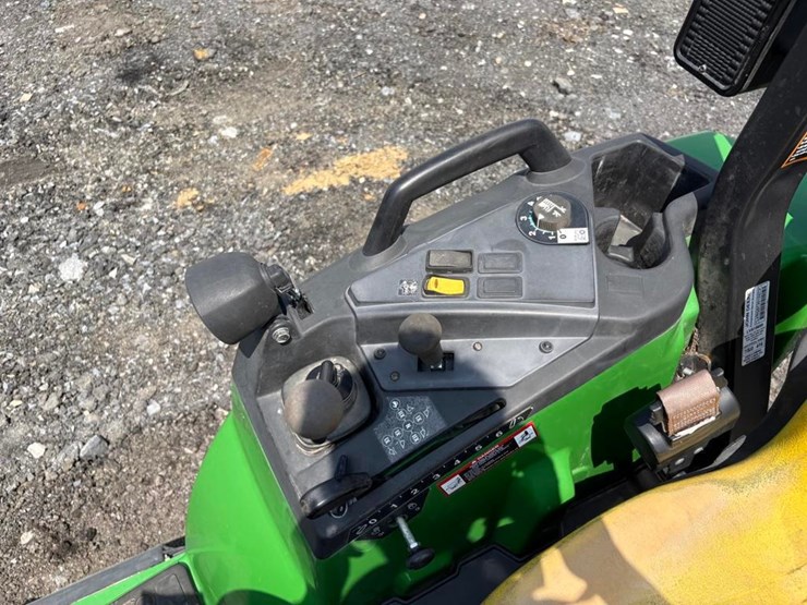 2018-john-deere-2032r-image-23