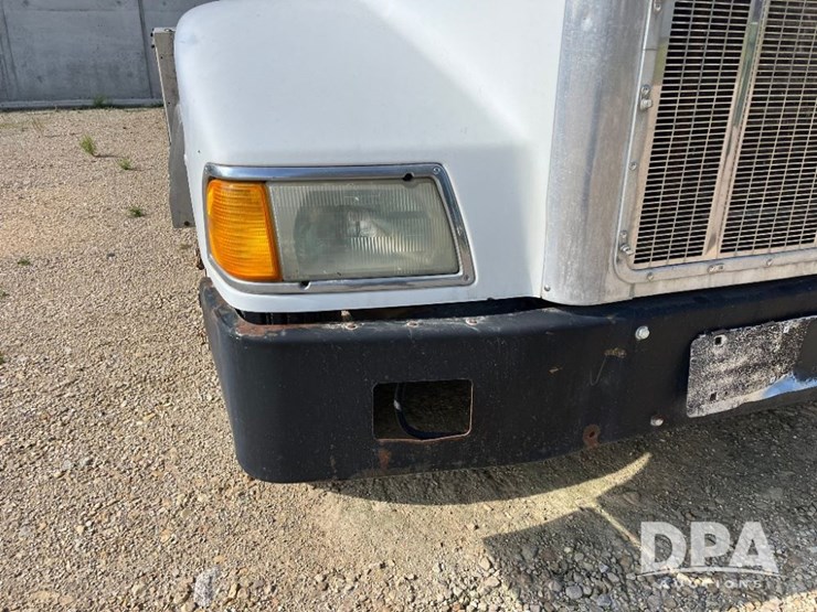 2000-peterbilt-385-image-19