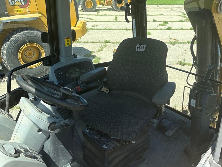 2020-caterpillar-416f2-image-19