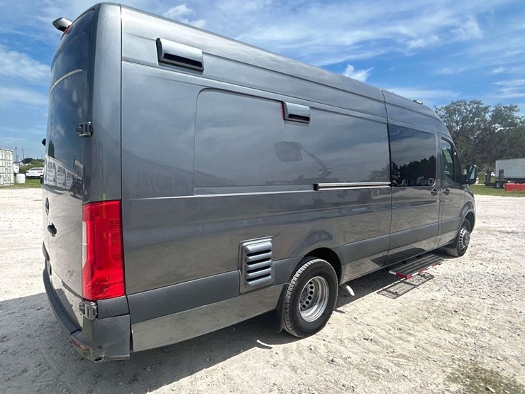 2021-mercedes-benz-sprinter-4500-image-3