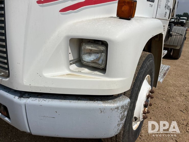 2000-freightliner-fl70-image-20