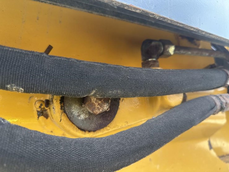 2014-deere-326e-image-28