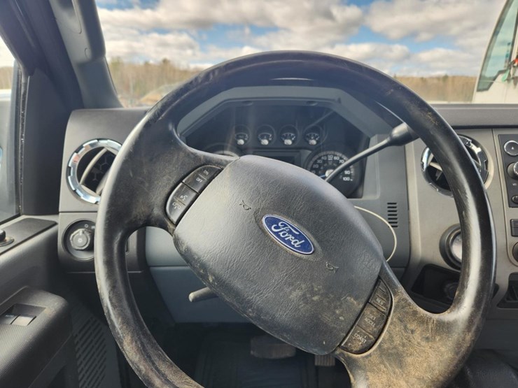 2013-ford-f650-xlt-image-26