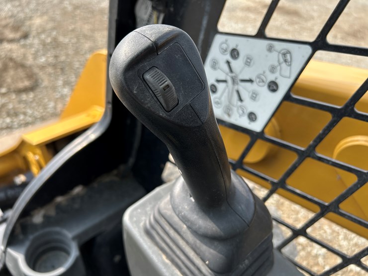 2021-caterpillar-236d3-image-42
