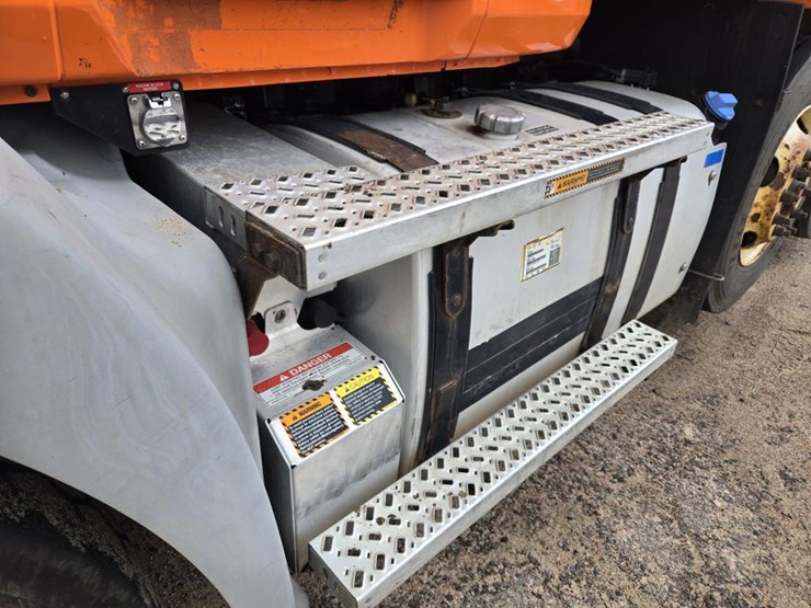 2015-mack-granite-gu813-image-24