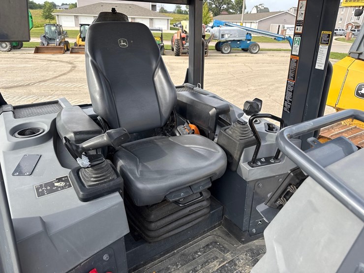 2021-deere-450-lgp-image-22