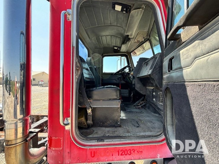 1993-peterbilt-377-image-76