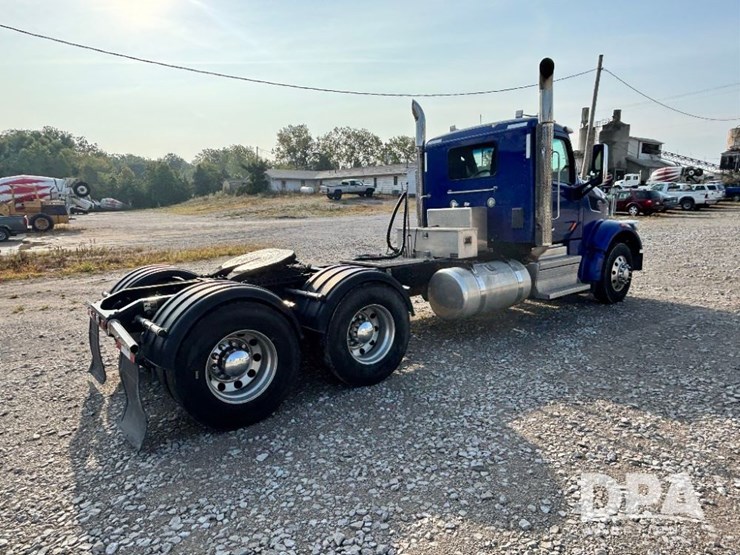2019-peterbilt-567-image-10