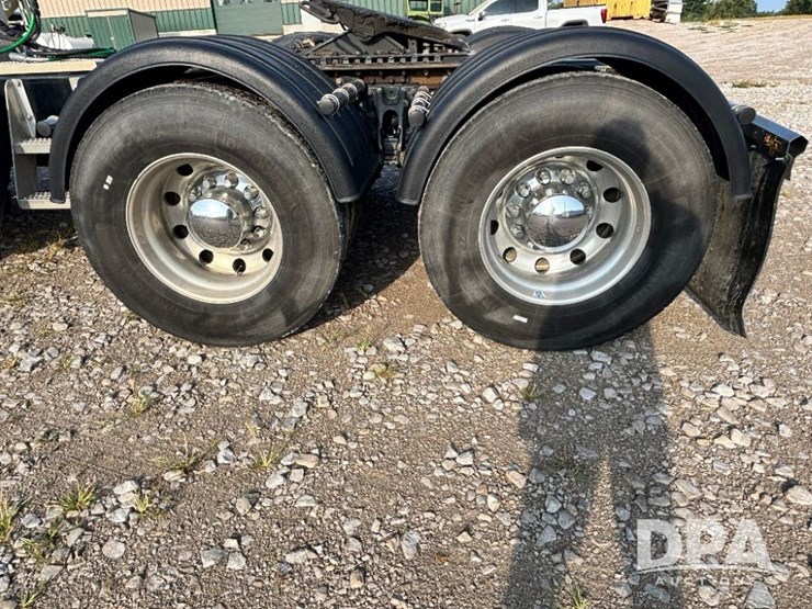 2019-peterbilt-567-image-33