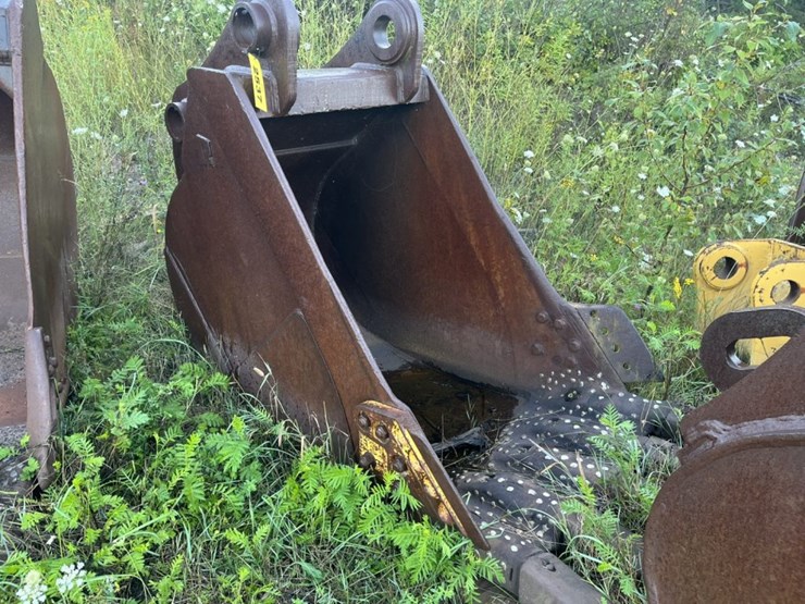 #2537-•-approx-36“-excavator-bucket-image-1