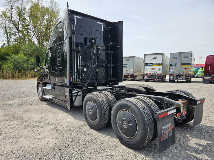 2018-freightliner-cascadia-126-image-12