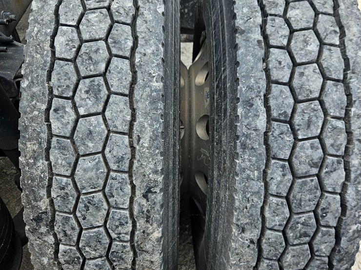 2018-freightliner-cascadia-126-image-92