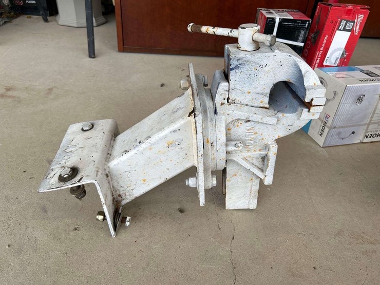 wilton-heavy-duty-vise-with-angle-bracket-image-1