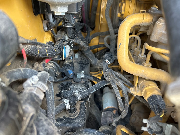 2021-caterpillar-236d3-image-28