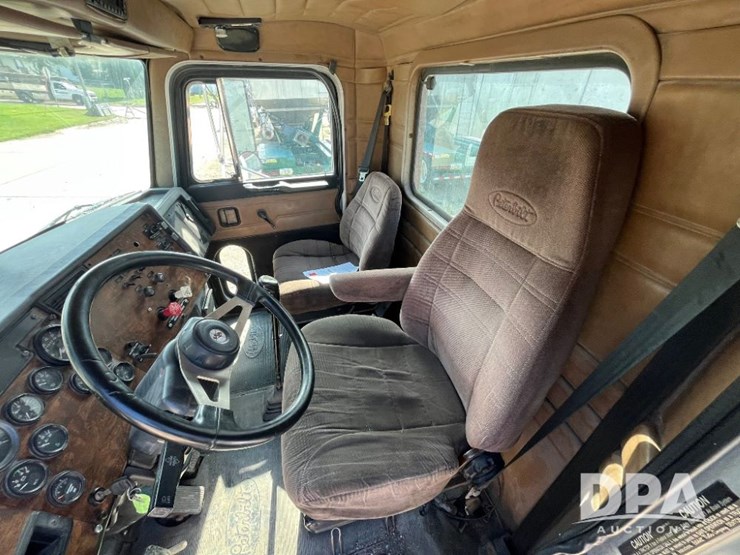 2000-peterbilt-385-image-42