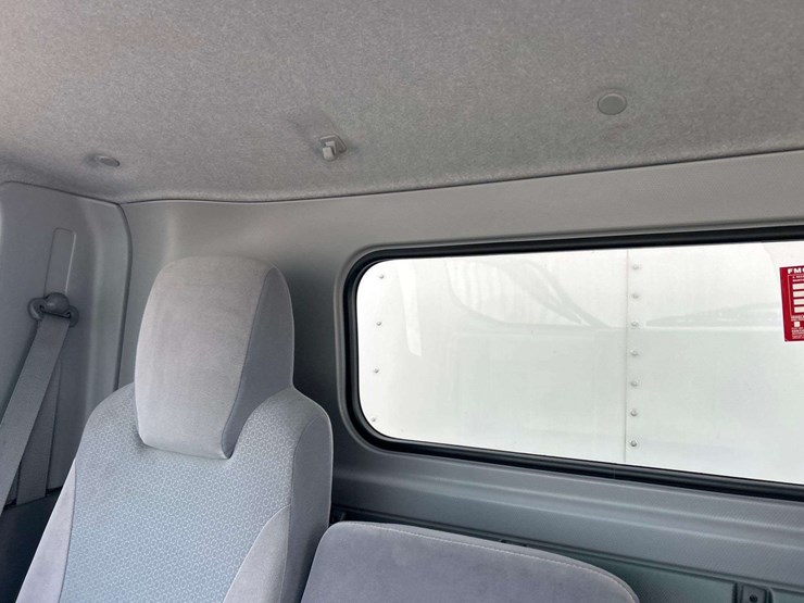 2022-isuzu-npr-image-19