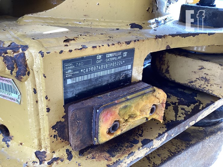 2010-caterpillar-740-image-16