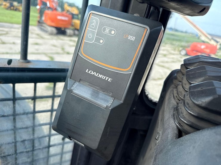 2016-deere-744kii-image-24