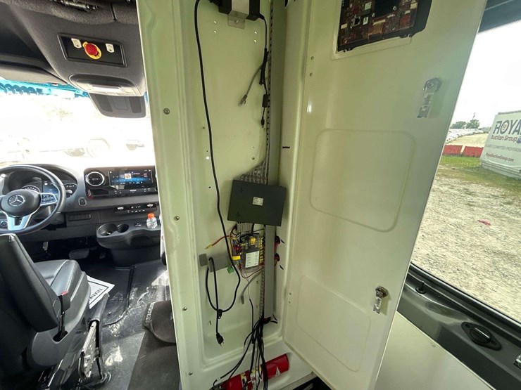 2022-mercedes-benz-sprinter-4500-image-34