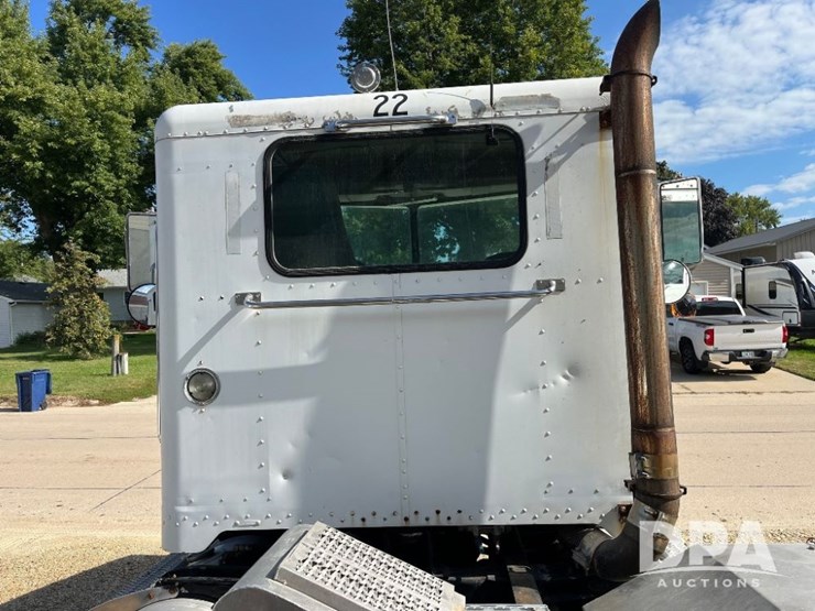 2000-peterbilt-385-image-27