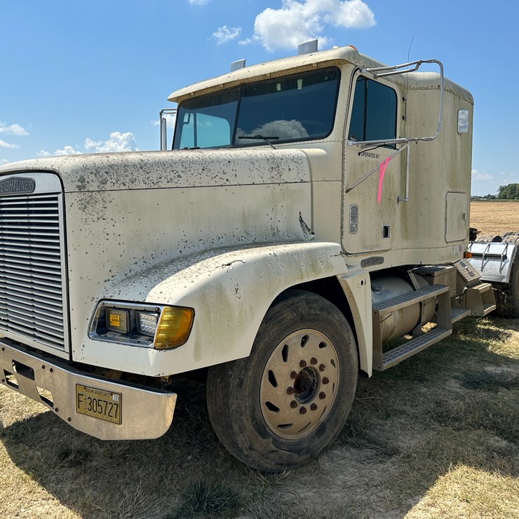 #32186 • INOP 1996 Freightliner USF-1E T/A Sleeper Truck Tractor VIN: 1FUYDDYB0TP728989