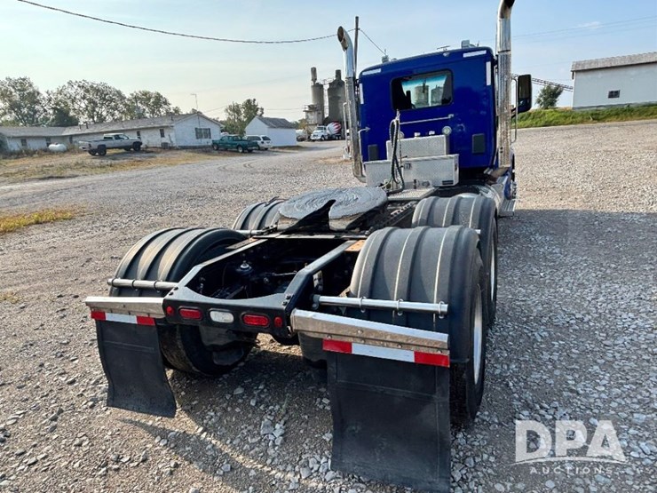 2019-peterbilt-567-image-12