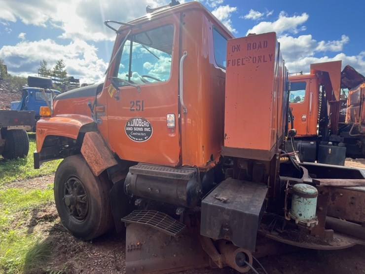#2688-•-1998-navistar-2674-6x4-day-cab-truck-tractor-image-3