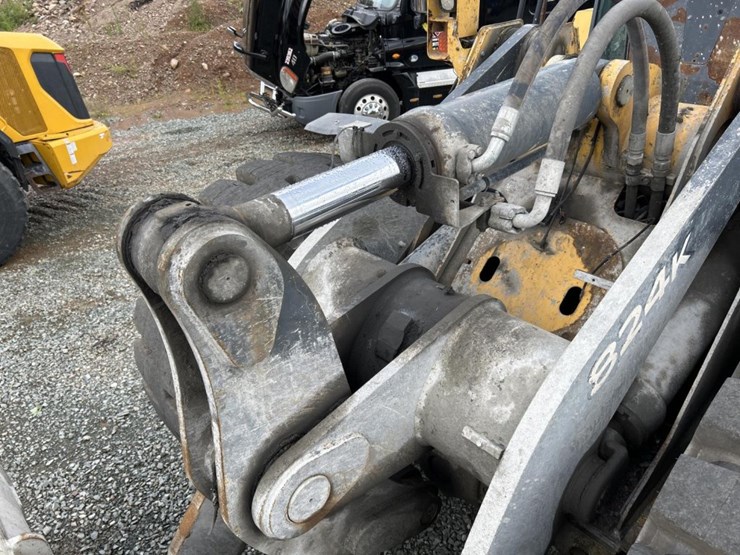 2014-deere-824k-image-21