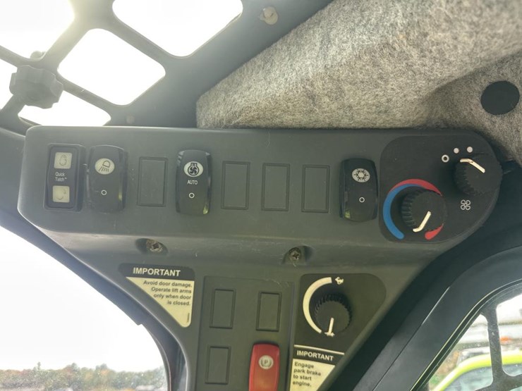 2014-deere-326e-image-40
